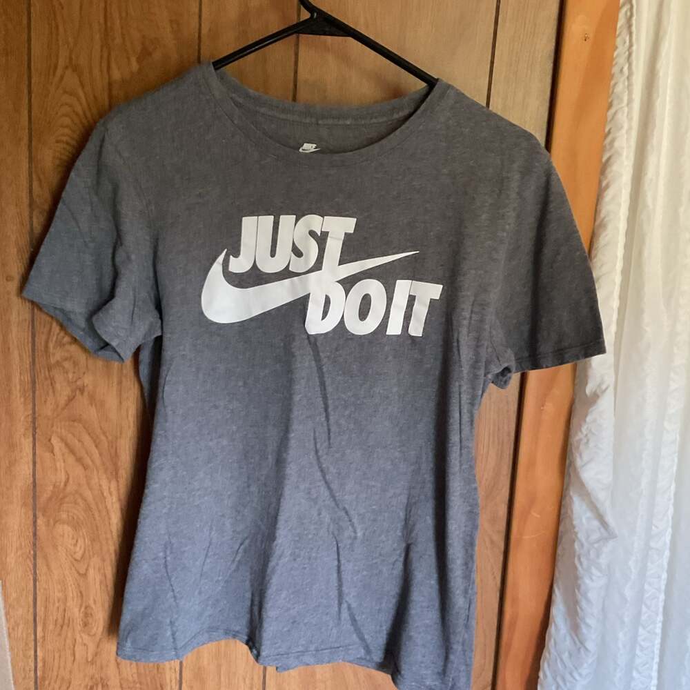 Nike "Just Do It" Grey Graphic T-Shirt - Size M Athletic Cut